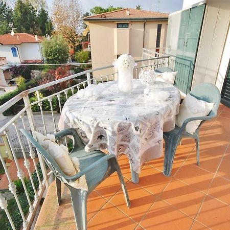 Raffinato Attico Vicino Al Mare Con Solarium Lido Di Камайоре Екстериор снимка