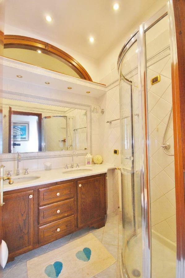Raffinato Attico Vicino Al Mare Con Solarium Lido Di Камайоре Екстериор снимка