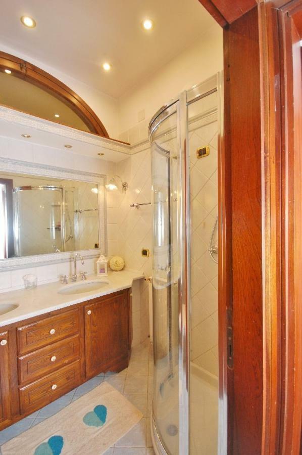 Raffinato Attico Vicino Al Mare Con Solarium Lido Di Камайоре Екстериор снимка