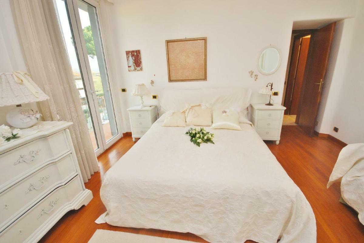 Raffinato Attico Vicino Al Mare Con Solarium Lido Di Камайоре Екстериор снимка