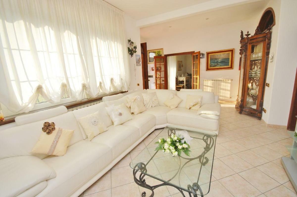Raffinato Attico Vicino Al Mare Con Solarium Lido Di Камайоре Екстериор снимка