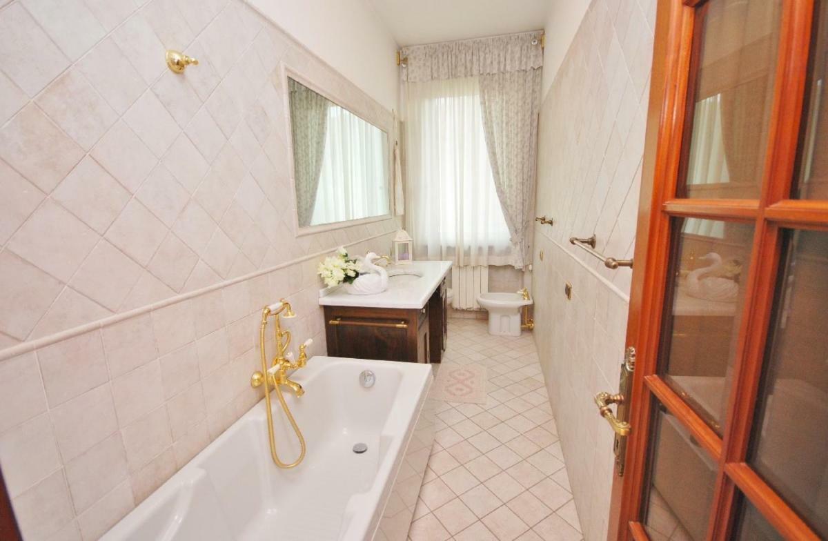 Raffinato Attico Vicino Al Mare Con Solarium Lido Di Камайоре Екстериор снимка