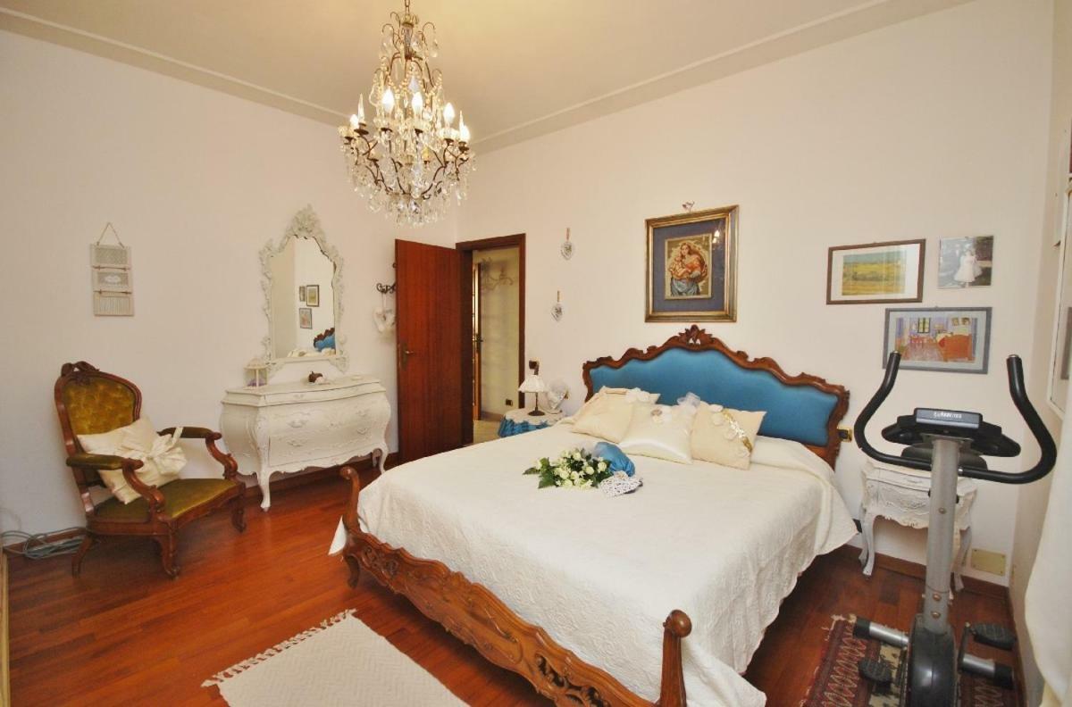 Raffinato Attico Vicino Al Mare Con Solarium Lido Di Камайоре Екстериор снимка