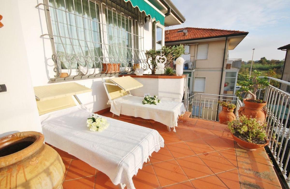 Raffinato Attico Vicino Al Mare Con Solarium Lido Di Камайоре Екстериор снимка