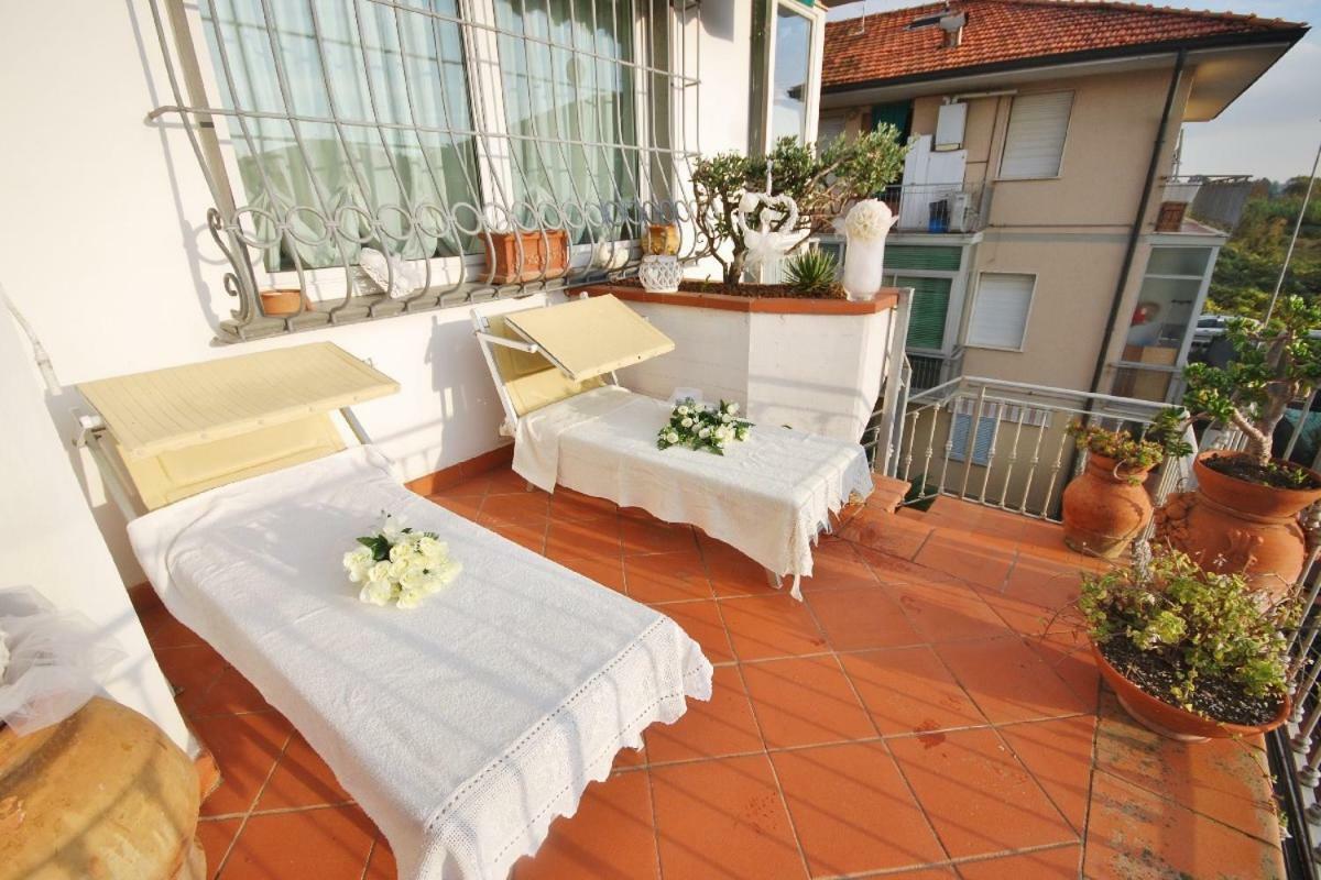 Raffinato Attico Vicino Al Mare Con Solarium Lido Di Камайоре Екстериор снимка