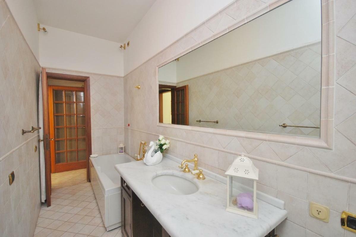 Raffinato Attico Vicino Al Mare Con Solarium Lido Di Камайоре Екстериор снимка