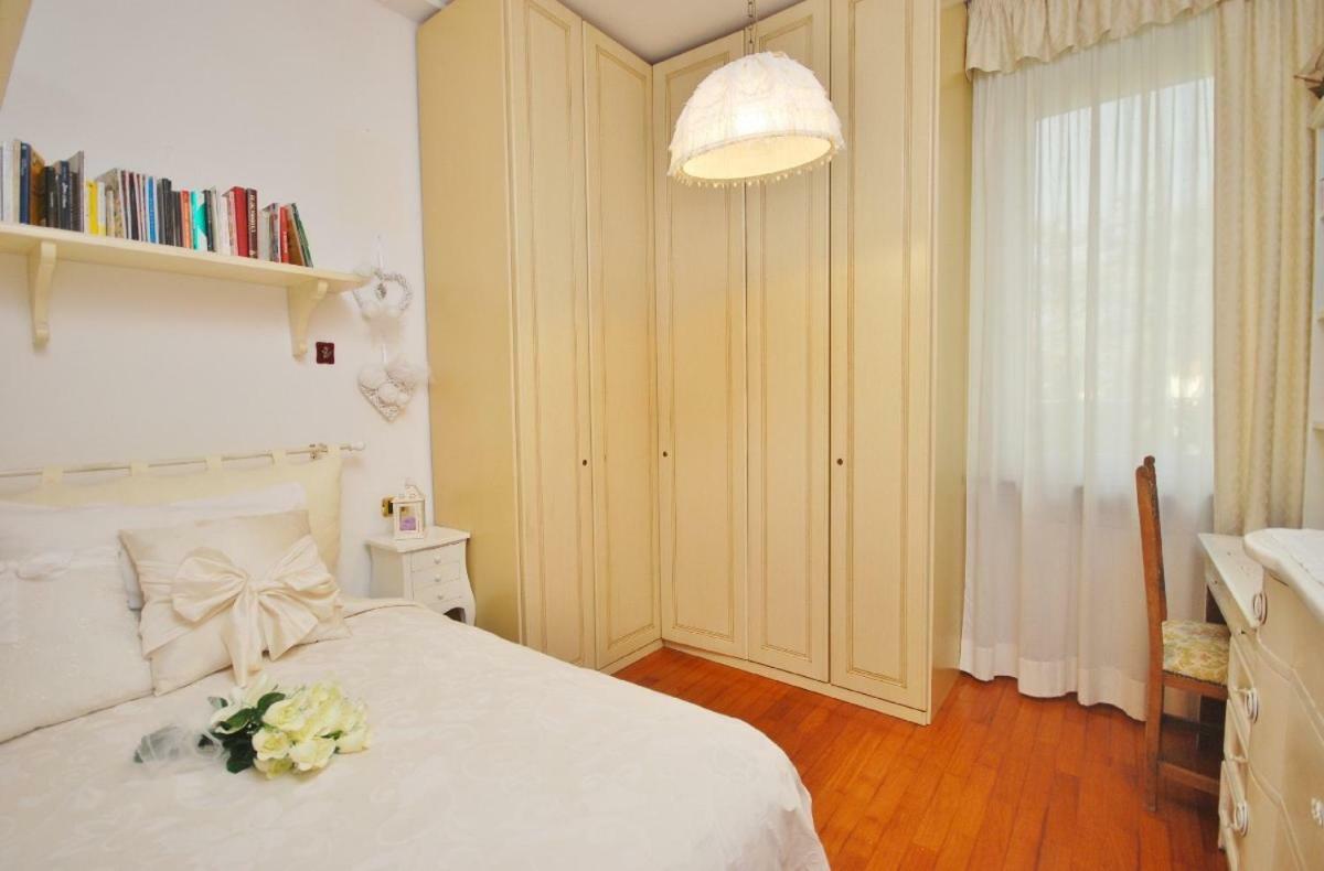 Raffinato Attico Vicino Al Mare Con Solarium Lido Di Камайоре Екстериор снимка