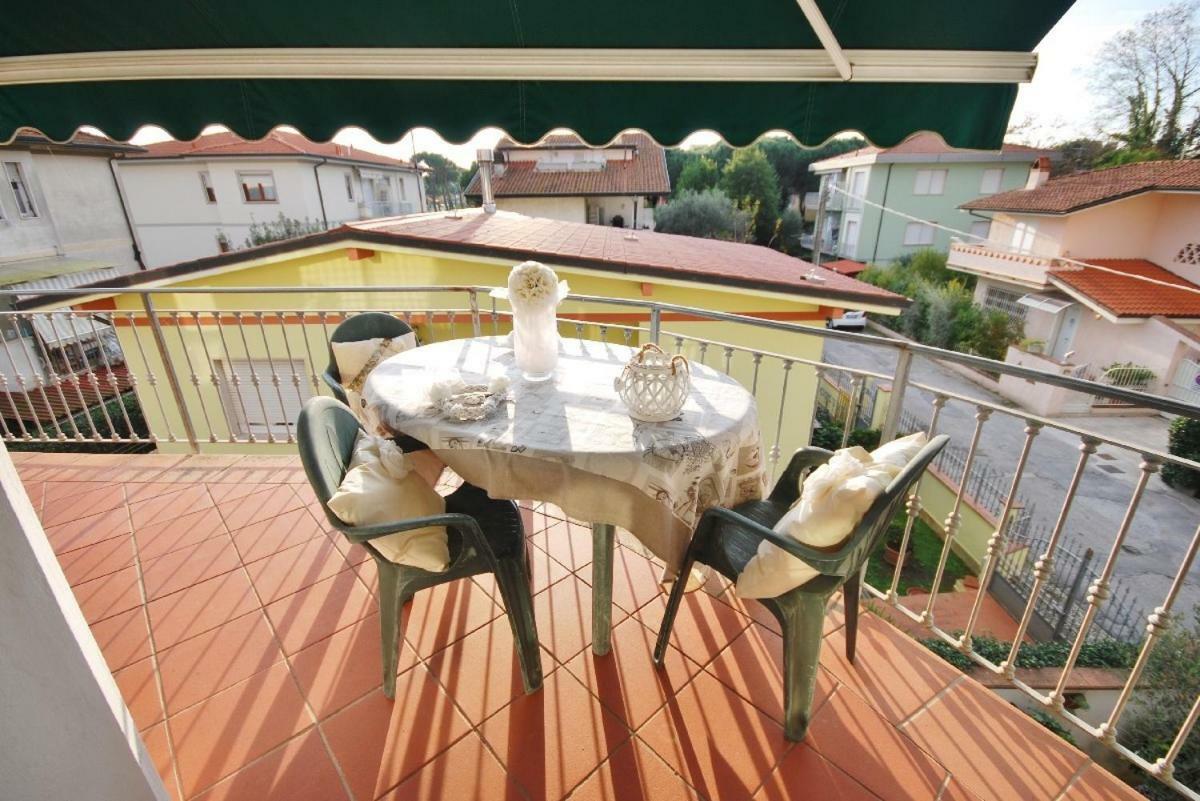 Raffinato Attico Vicino Al Mare Con Solarium Lido Di Камайоре Екстериор снимка