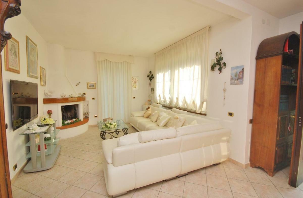 Raffinato Attico Vicino Al Mare Con Solarium Lido Di Камайоре Екстериор снимка