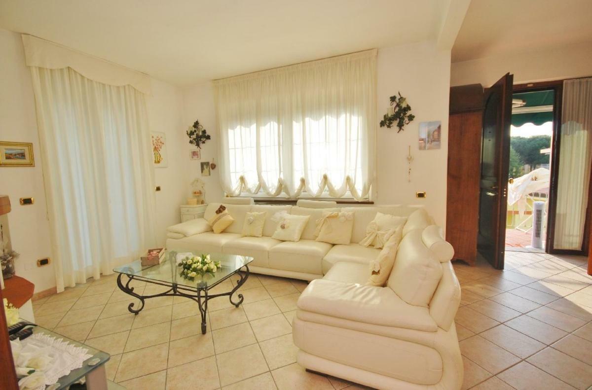 Raffinato Attico Vicino Al Mare Con Solarium Lido Di Камайоре Екстериор снимка