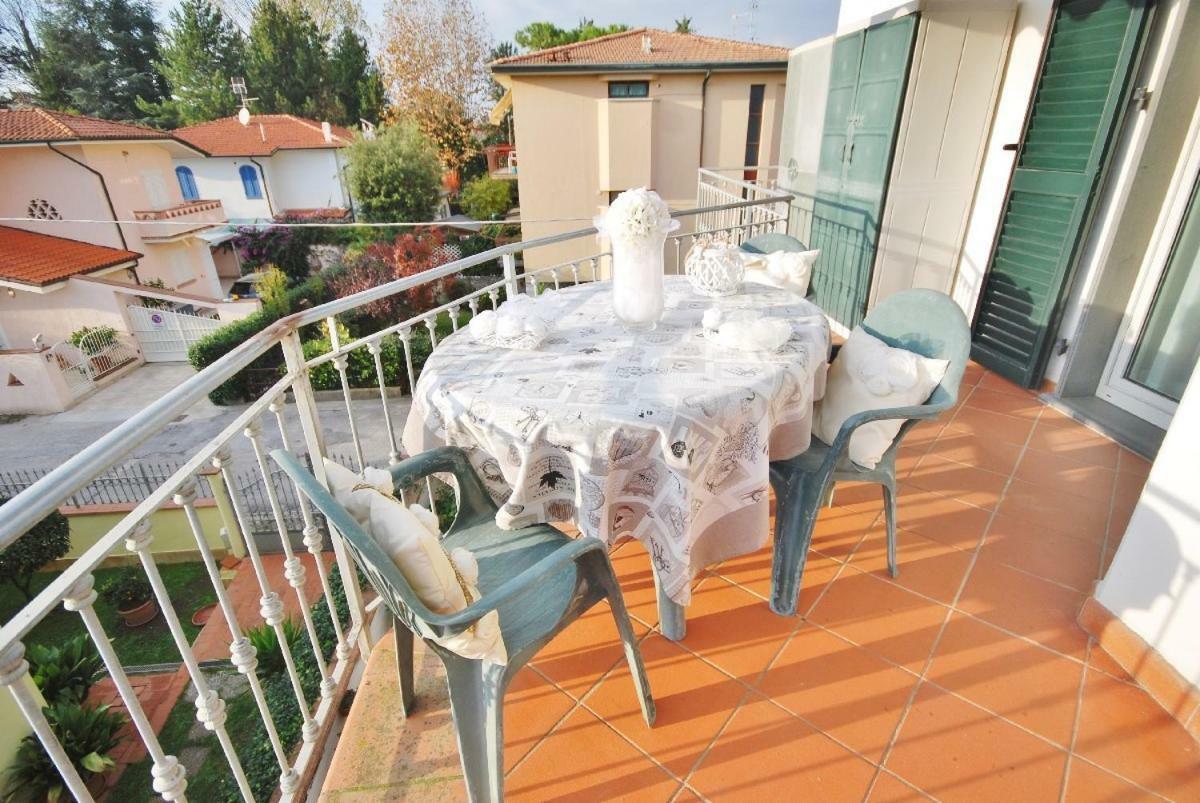 Raffinato Attico Vicino Al Mare Con Solarium Lido Di Камайоре Екстериор снимка