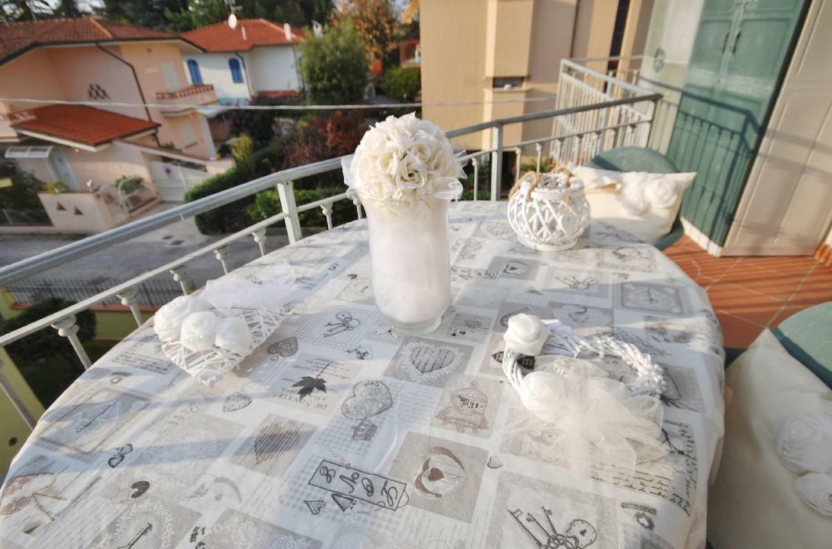 Raffinato Attico Vicino Al Mare Con Solarium Lido Di Камайоре Екстериор снимка