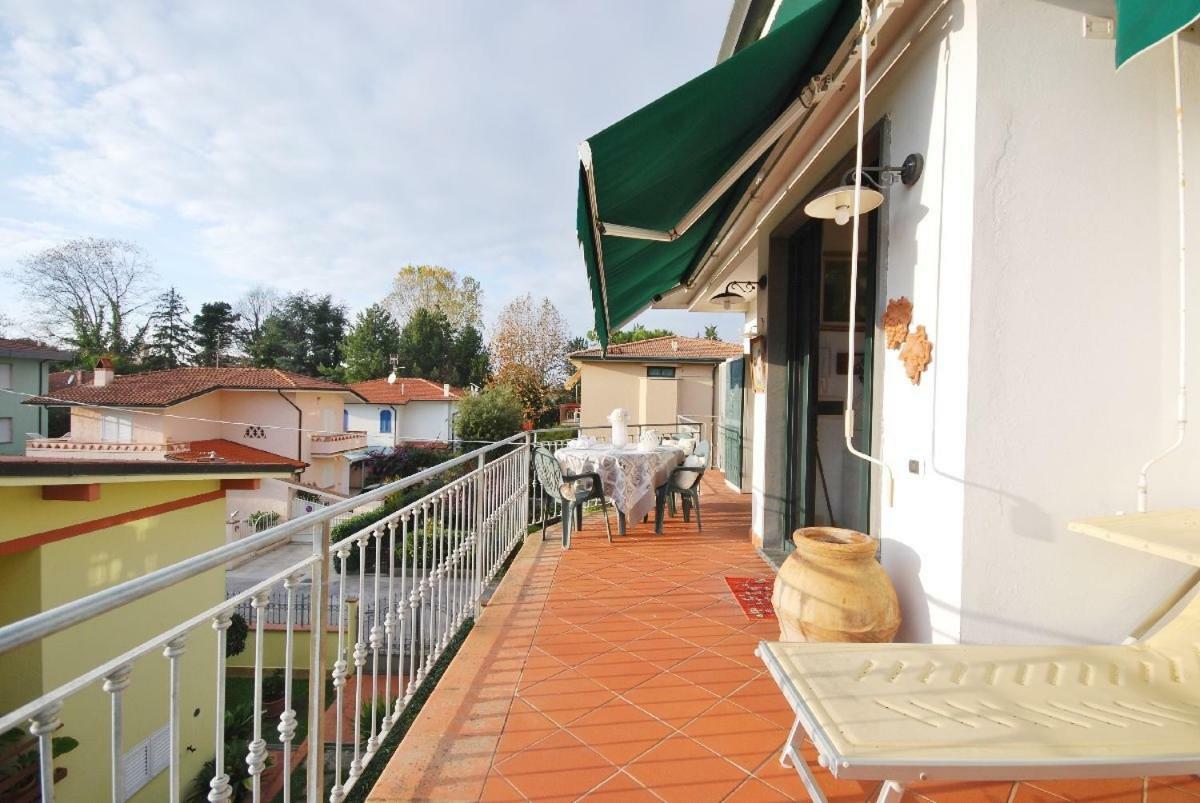Raffinato Attico Vicino Al Mare Con Solarium Lido Di Камайоре Екстериор снимка