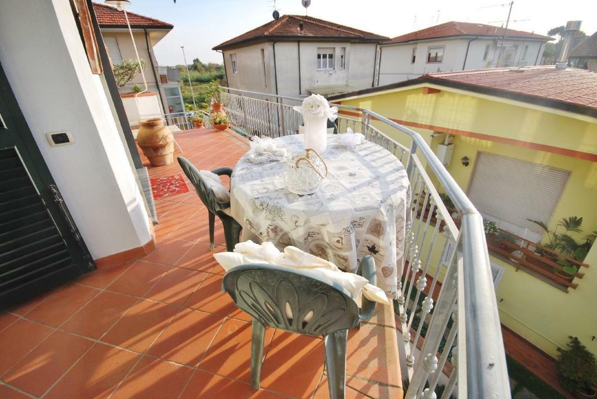 Raffinato Attico Vicino Al Mare Con Solarium Lido Di Камайоре Екстериор снимка