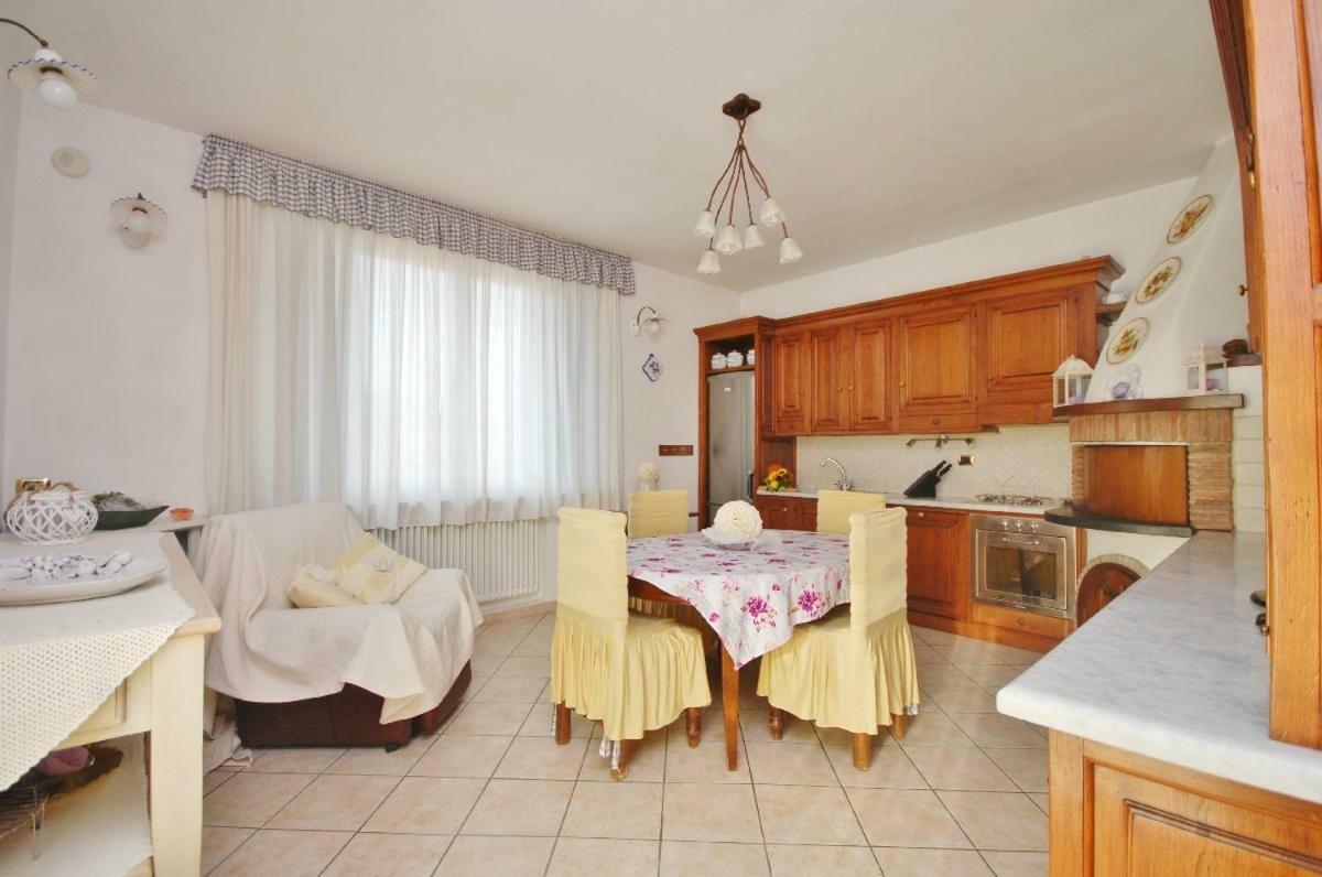 Raffinato Attico Vicino Al Mare Con Solarium Lido Di Камайоре Екстериор снимка