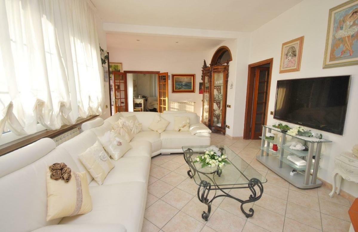 Raffinato Attico Vicino Al Mare Con Solarium Lido Di Камайоре Екстериор снимка