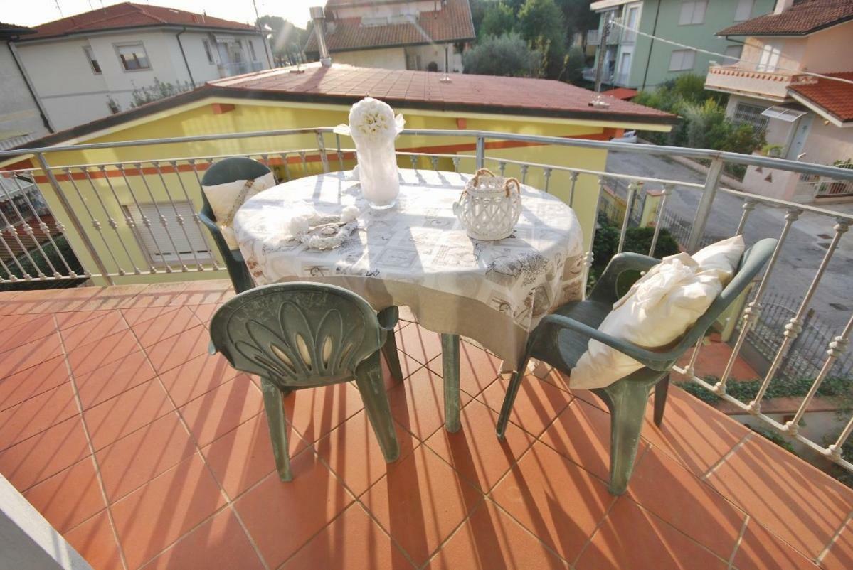 Raffinato Attico Vicino Al Mare Con Solarium Lido Di Камайоре Екстериор снимка