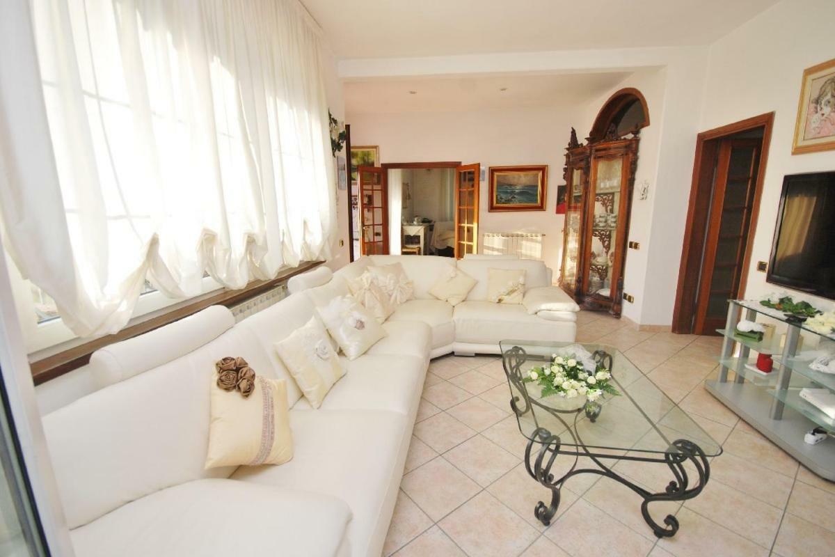 Raffinato Attico Vicino Al Mare Con Solarium Lido Di Камайоре Екстериор снимка