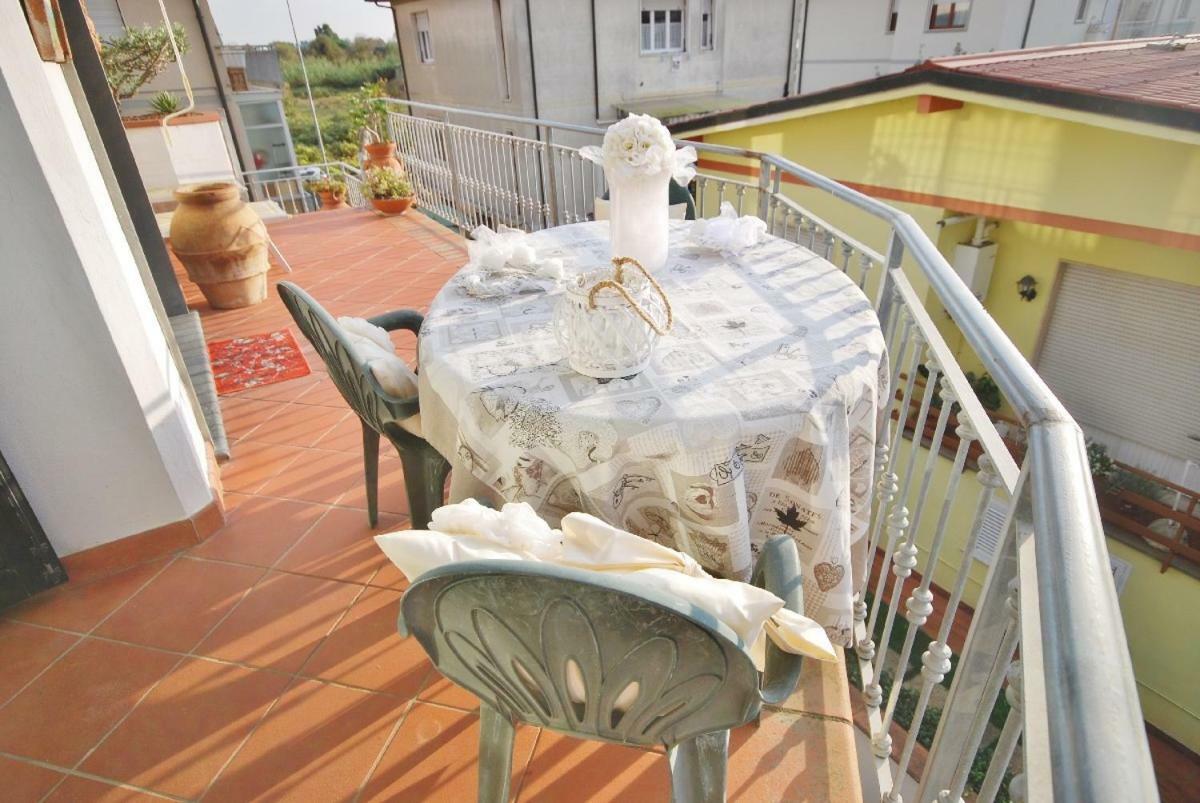 Raffinato Attico Vicino Al Mare Con Solarium Lido Di Камайоре Екстериор снимка